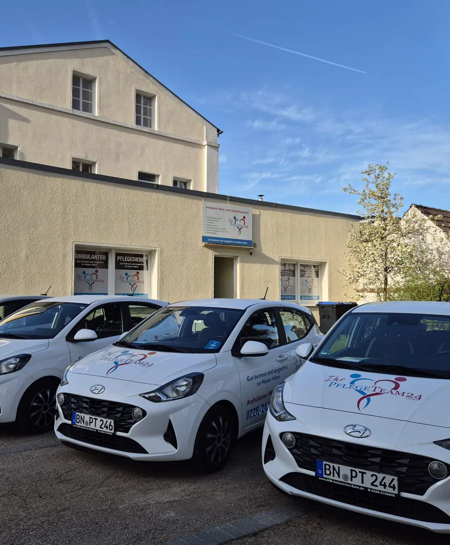 Fahrzeuge der Ihr PflegeTeam24 GmbH vor dem Standort in Bonn-Duisdorf