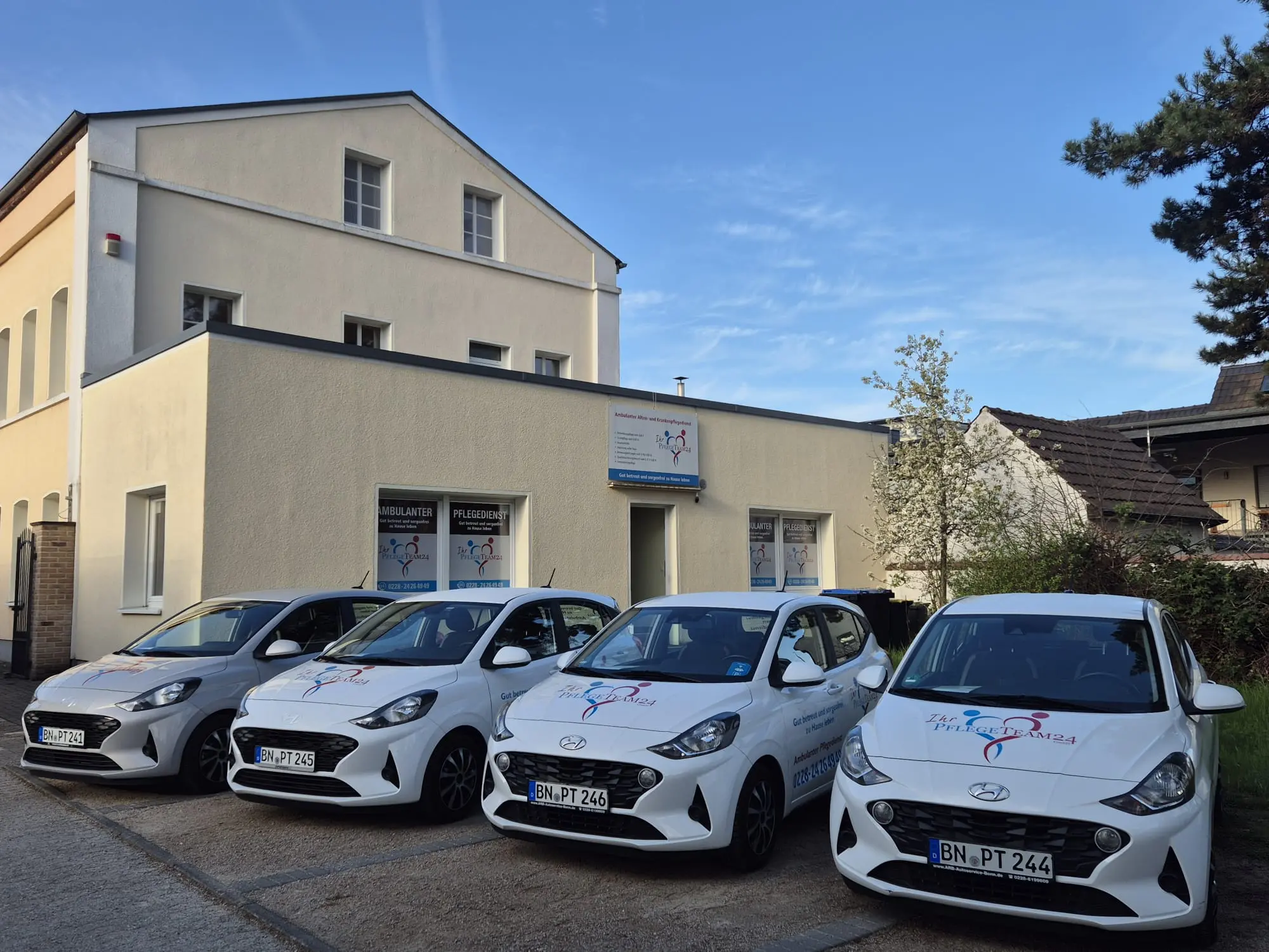 Standort von Ihr PflegeTeam24 in Bonn-Duisdorf – vier IPT24-gebrandete Fahrzeuge vor dem Bürogebäude.